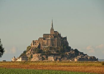 Des Parachutistes Réalisent un Saut Historique au Mont-Saint-Michel