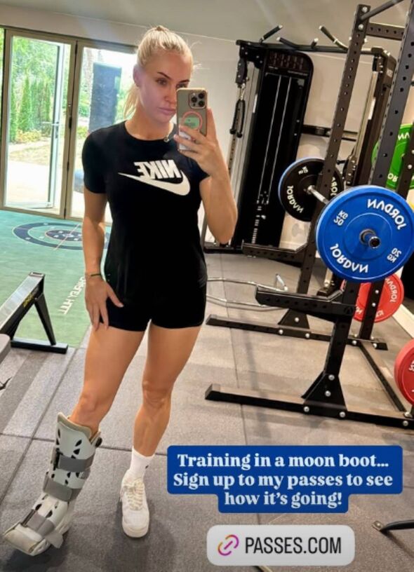 Golfer Charley Hull montre sa blessure dans le gymnase