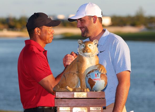 Scottie Scheffler et Tiger Woods se serrent la main