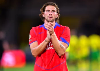 La Cohabitation Délicate au PSG : Zabarnyi et Safonov, entre Football et Géopolitique