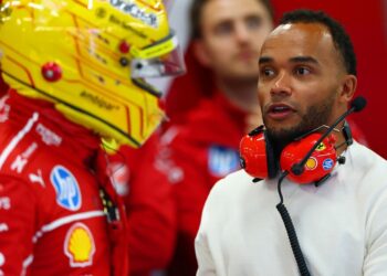 Le frère de Lewis Hamilton, Nicolas, voit la voiture éclater en flammes | F1 | Sport