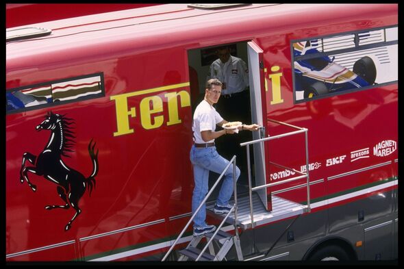 Michael Schumacher tenant une assiette de nourriture