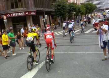 Étape raccourcie, Jonas Vingegaard conserve son maillot dans la confusion