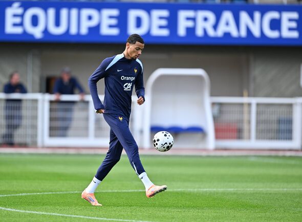 CLAIREFONTAINE-EN-YVELINES, FRANCE - 06 OCTOBRE : l'attaquant français Hugo Ekitike en action lors d'une séance d'entraînement avant la FIFA 