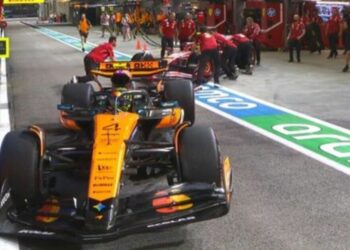 Lando Norris et Charles Leclerc crash dans Pit Lane à Singapore GP | F1 | Sport