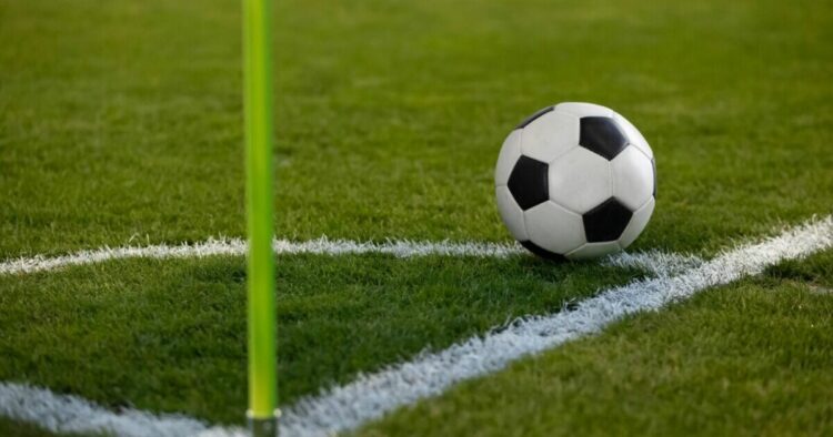 Match de football abandonné à la mi-temps après trois cartons rouges et un joueur poursuivi dans le tunnel | Football | Sport
