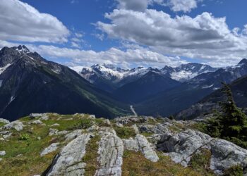 Alban Pellegrin : l’ex‑aventurier de “Koh‑Lanta” boucle 72 marathons en 72 jours pour sa mère et la Fondation du Souffle