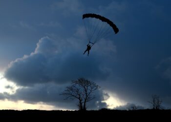 Incroyable sauvetage en Australie : parachutiste suspendu en plein vol