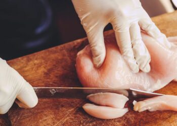 « J&rsquo;ai demandé à 5 chefs comment empêcher le poulet d&rsquo;avoir un goût sec – ils ont mentionné le même ingrédient »