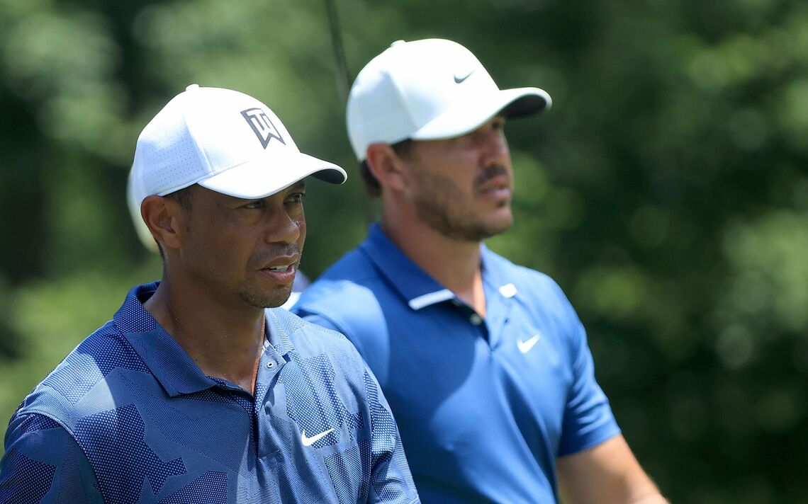Tiger Woods et Brooks Koepka marchent Tiger Woods et Brooks Koepka marchent