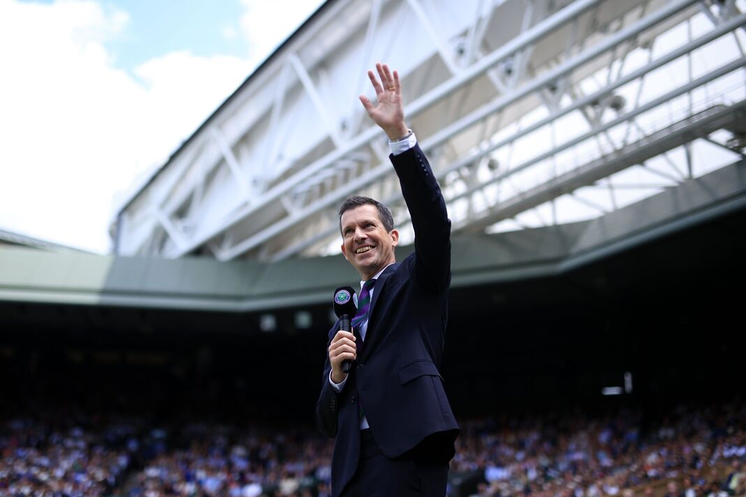 Tim Henman a salué la foule à Wimbledon 2022 Tim Henman a salué la foule à Wimbledon 2022
