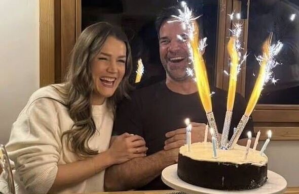 Gethin Jones et Pien Meulensteen souriants à côté d'un gâteau d'anniversaire