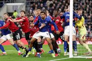 LIVERPOOL, ANGLETERRE - FÉVRIER 23 : Bruno Fernandes de Manchester United est en concurrence avec Iliman Ndiaye d'Everton, alors qu'Everton prend un