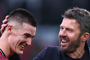 Michael Carrick fait la fête avec Benjamin Sesko