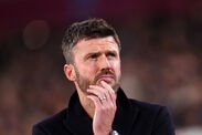 Michael Carrick regarde