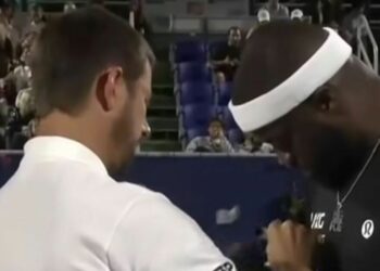 Match de tennis brusquement retardé alors que l&rsquo;arbitre tire sur le maillot du joueur et que la foule hue bruyamment | Tennis | Sport