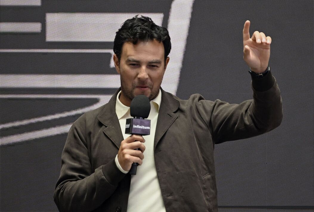 Sergio Perez devant le logo Cadillac