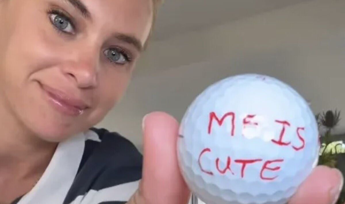 Katherine Fitzpatrick brandit une balle de golf