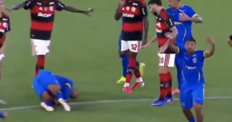 Moment d’horreur, un footballeur s’effondre au milieu du match alors qu’une ambulance se précipite sur le terrain | Football | Sport