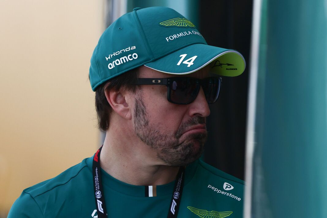 Fernando Alonso grimaçant dans la voie des stands