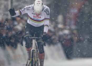 Victoire de Van der Poel, abandon de Van Aert
