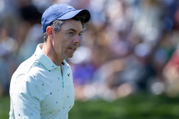 Rory McIlroy regarde le neuvième trou