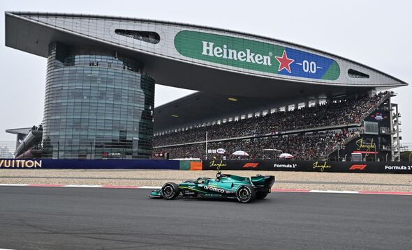 Voiture Aston Martin F1 avec tribune en arrière-plan