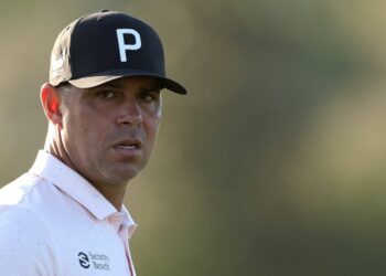 La star du golf retient ses larmes et admet qu&rsquo;il « vit dans le mensonge » dans une triste interview | Golf | Sport