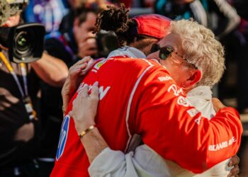 Lewis Hamilton rend un hommage sincère à ses deux mamans après le podium | F1 | Sport
