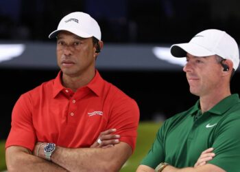 Rory McIlroy impressionné alors que le micro reprend ce qu&rsquo;il a dit à Woods à propos de la star de la PGA | Golf | Sport