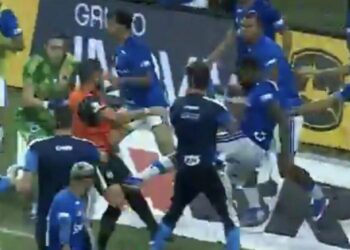 La finale de football explose en guerre avec 23 cartons rouges distribués après des coups de poing et des coups de pied volants | Football | Sport