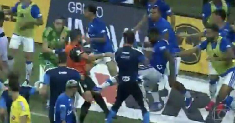 La finale de football explose en guerre avec 23 cartons rouges distribués après des coups de poing et des coups de pied volants | Football | Sport