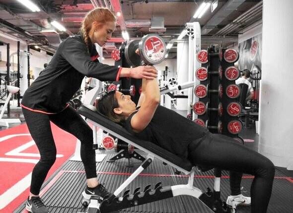 Ritika Langer soulevant des poids au gymnase. 