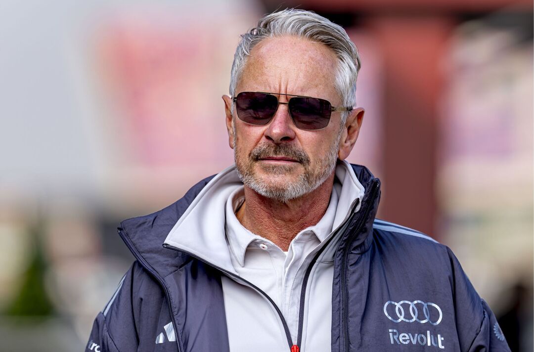 Jonathan Wheatley porte des lunettes de soleil foncées