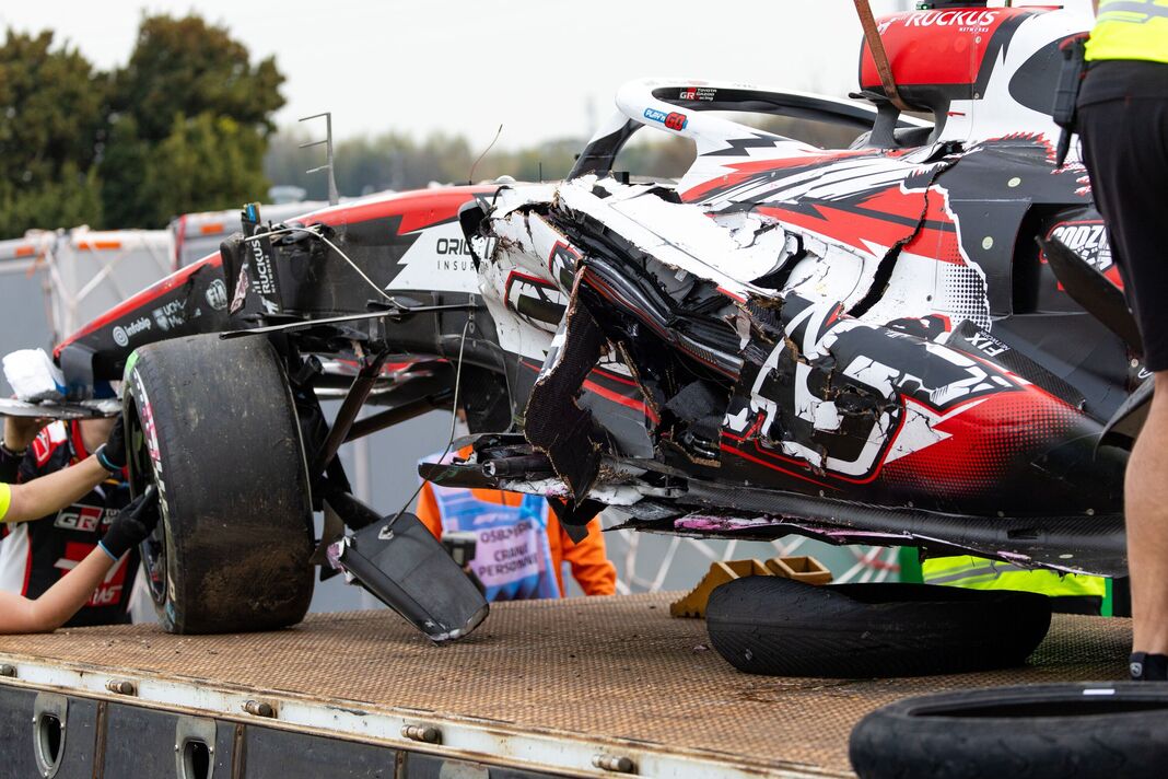 La voiture d'Oliver Bearman après un accident au GP du Japon La voiture d'Oliver Bearman après un accident au GP du Japon