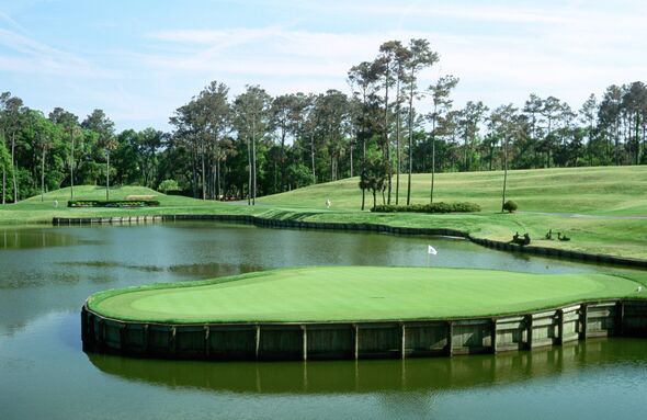 Un obstacle d'eau entoure le green du 17e trou du Stadium Course du TPC (Tournament Players Club) à Sawgrass.