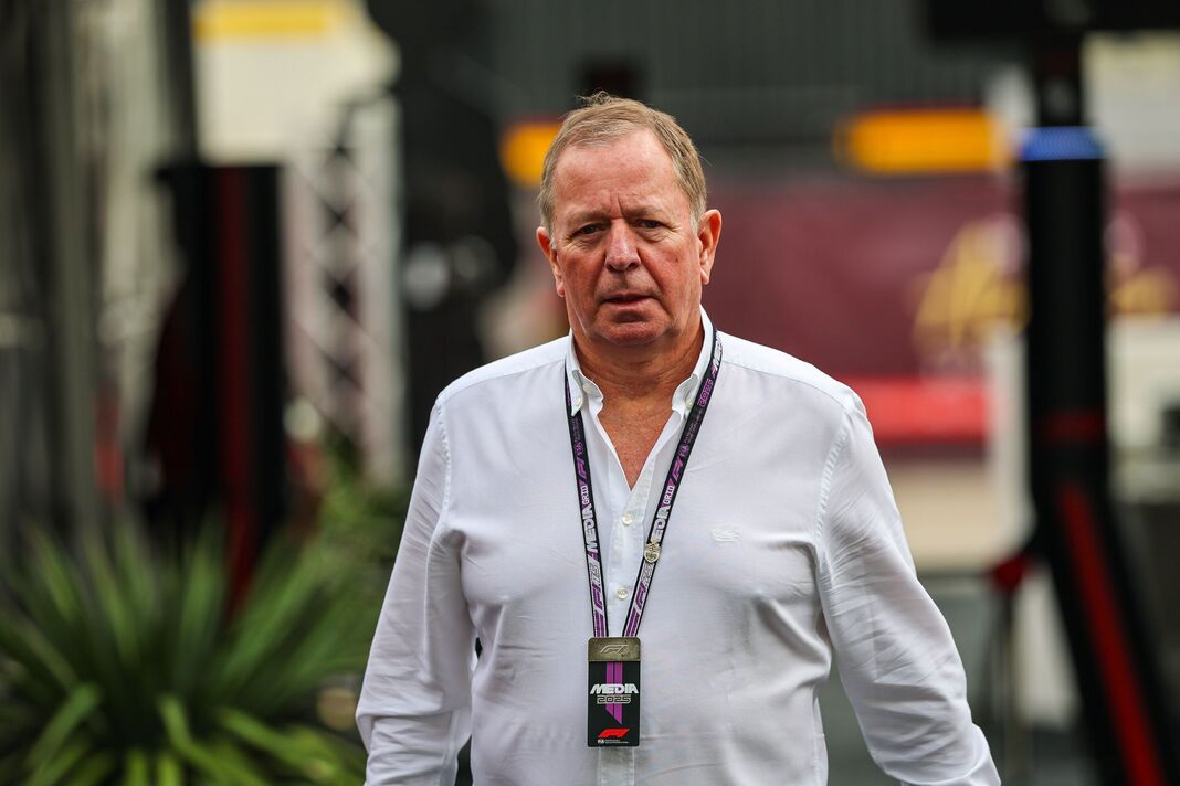 Martin Brundle porte un cordon média de Formule 1 Martin Brundle porte un cordon média de Formule 1