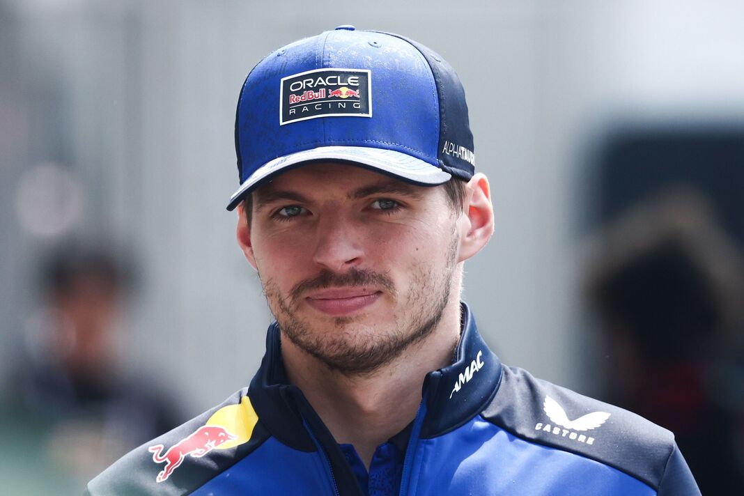Max Verstappen porte une casquette Red Bull bleue