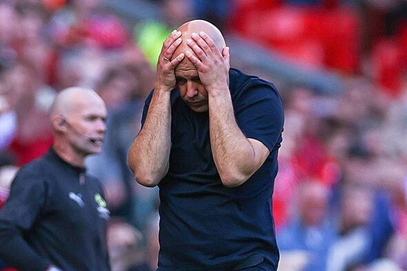 Arne Slot, la tête dans les mains.