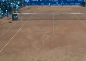 La star du tennis affronte un fan lors d’un incident furieux alors que l’arbitre est contraint d’intervenir | Tennis | Sport