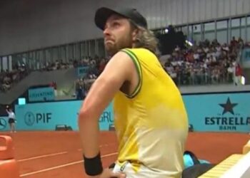 La tempête raciste de l’Open de Madrid éclate alors que la star refuse de jouer et s’assoit sur le terrain | Tennis | Sport