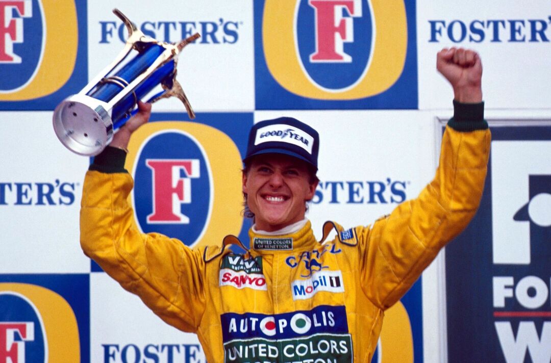 Michael Schumacher célèbre avec un trophée Michael Schumacher célèbre avec un trophée