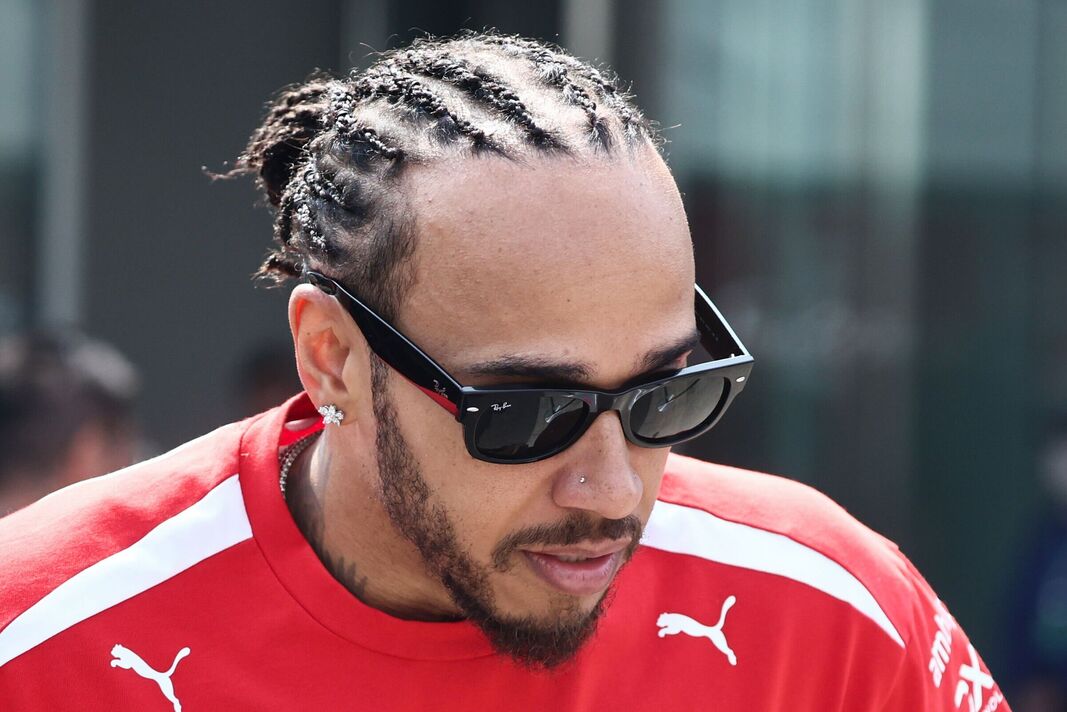 Lewis Hamilton regarde