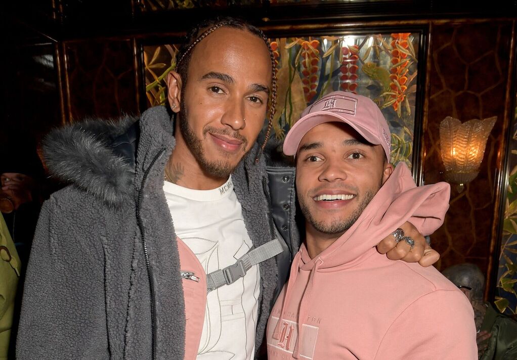 Nicolas, le demi-frère cadet de Lewis Hamilton, est lui-même pilote de course Nicolas, le demi-frère cadet de Lewis Hamilton, est lui-même pilote de course