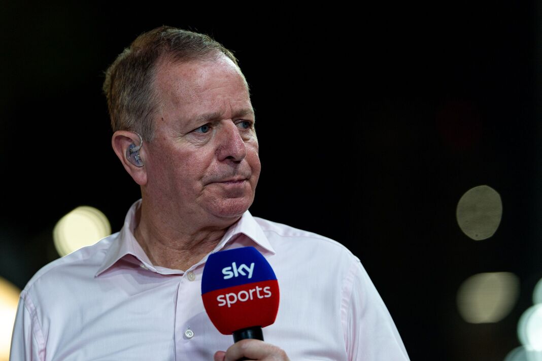 Martin Brundle tenant un micro de Sky Sports Martin Brundle tenant un micro de Sky Sports