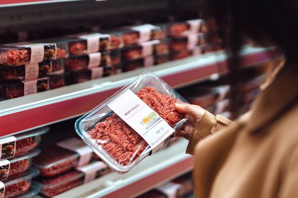 La viande rouge comprend des produits comme le bœuf, l'agneau, le mouton, le porc, le veau, le chevreuil et la chèvre.