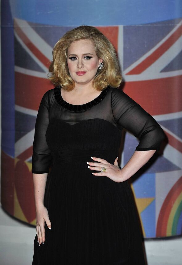 Adele posant devant le drapeau Union Jack Adele posant devant le drapeau Union Jack