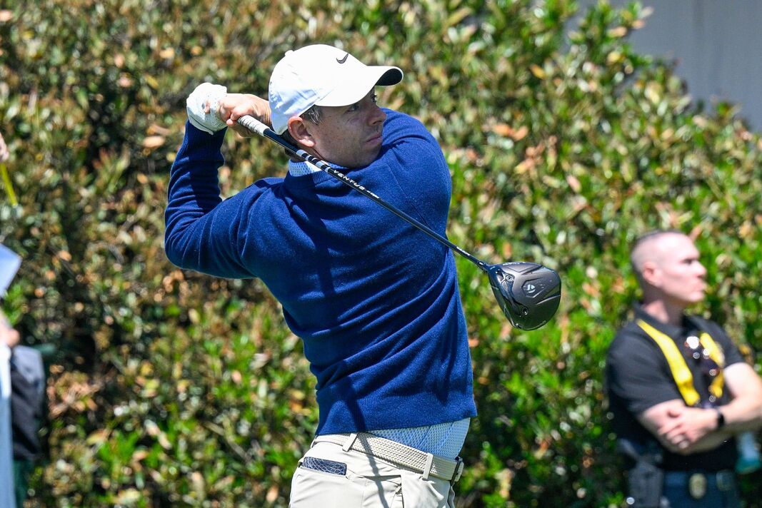 Rory McIlroy se balance au club