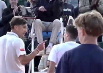La finale de tennis se termine dans le chaos alors que les joueurs se disputent au filet et que la poignée de main est snobée | Tennis | Sport