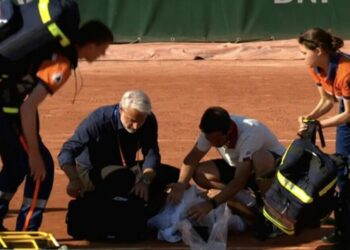 La star de Roland-Garros s&rsquo;effondre au sol et ne peut plus bouger alors que les médecins se précipitent au tribunal | Tennis | Sport